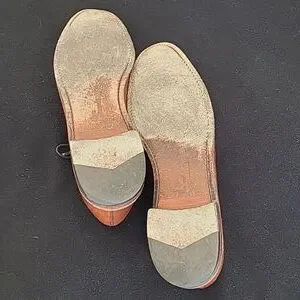 Allen Edmonds Men 11 B Vernon Saddle Brown Plain Perf Toe 8838, like new Allen Edmonds Men 8 D US Vernon Cap Toe Perf Saddle Brown  main image 2